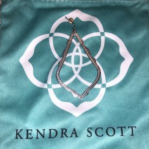 SINGULAR KENDRA SCOTT SILVER OUTLINE